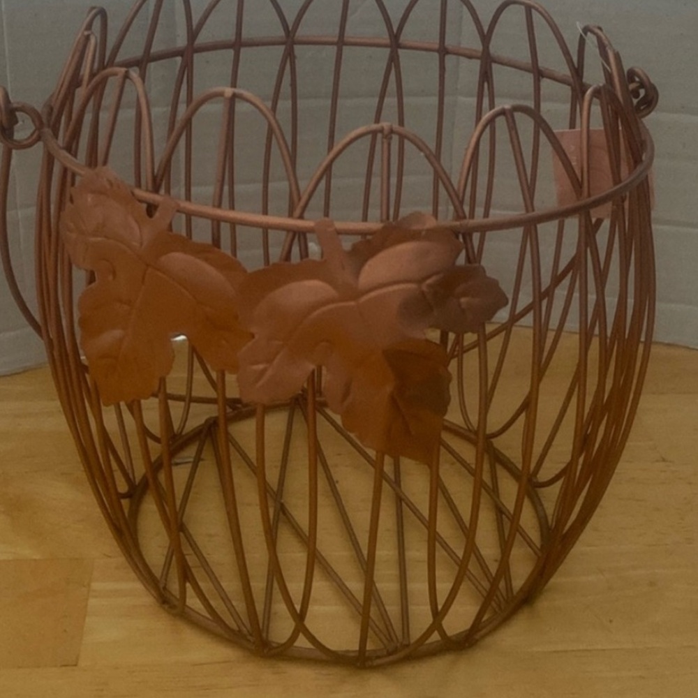 Decorative Copper color Wire Basket with Leaf Accents & handles About 7x7 NWT